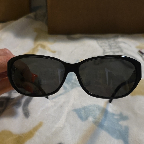 Adrienne Vittadini Black Sunglasses - Picture 1 of 9